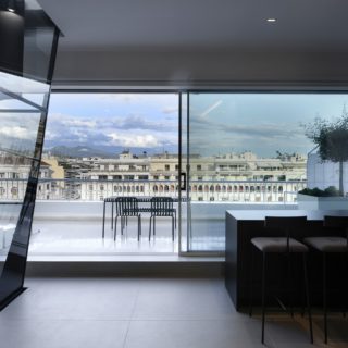 Ένα «διάφανο» διαμέρισμα στην Πλατεία Αριστοτέλους συνδιαλέγεται με την εκλεκτικιστική αρχιτεκτονική των γύρω κτιρίων