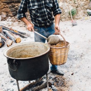 Στη σκιά ενός αιωνόβιου πλάτανου, η ορεινή Άρνα Λακωνίας γιορτάζει τα κάστανα