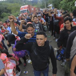 Μάικ Πενς: Η Βενεζουέλα βρίσκεται πίσω από το «καραβάνι» των μεταναστών