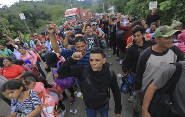 Μάικ Πενς: Η Βενεζουέλα βρίσκεται πίσω από το «καραβάνι» των μεταναστών