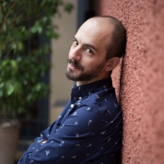 Μάνος Βαβαδάκης: «Ακόμα παλεύουμε να νικήσουμε τον ίσκιο των γονιών μας.»