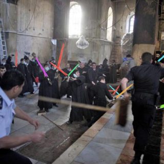 Δηλαδή, αυτό που μας λένε οι παπάδες είναι ότι δεν εμπιστεύονται την ίδια τους την εκκλησία;