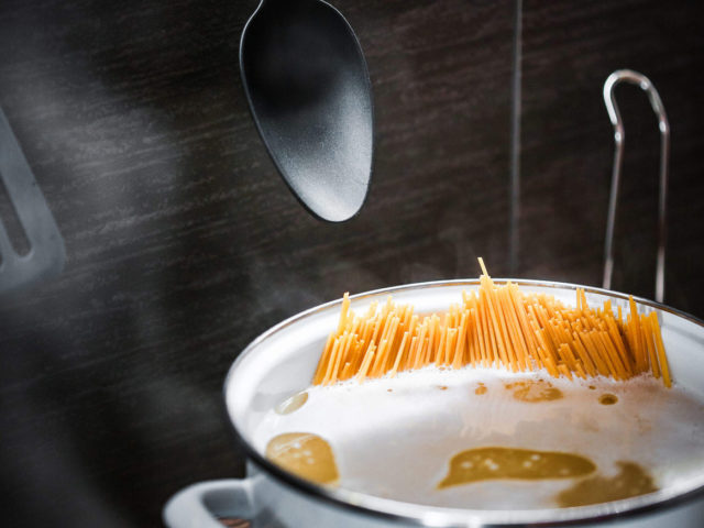 8 λάθη που (μπορεί να) κάνεις στην μαγειρική και πώς να τα διορθώσεις