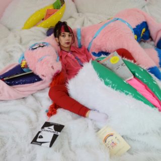 Το Fluffy Library είναι η πιο ασυνήθιστη βιβλιοθήκη της Αθήνας, ένα queer παστέλ όνειρο