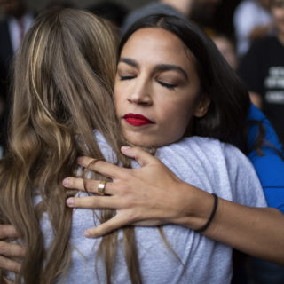 Η Αλεξάντρια Οκάζιο-Κορτέζ, μας έδειξε το 2018, πώς μόνο με νέα πρόσωπα στην πολιτική μπορούμε να σωθούμε από τους ακραίους