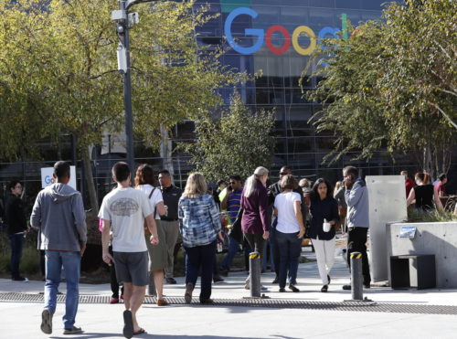 ΗΠΑ: Χιλιάδες εργαζόμενοι της Google διαδήλωσαν κατά της σεξουαλικής παρενόχλησης στην παγκόσμια έδρα του διαδικτυακού κολοσσού