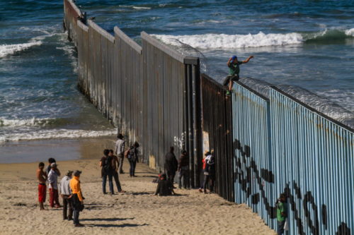 Στον φράχτη της Τιχουάνα έφτασε το καραβάνι μεταναστών από την Κεντρική Αμερική [ΦΩΤΟΣ]