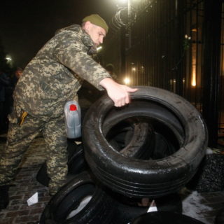 Ουκρανία: Εθνικιστές έκαψαν λάστιχα αυτοκινήτων μπροστά στο προξενείο της Ρωσίας στο Λβιβ και στο Κίεβο