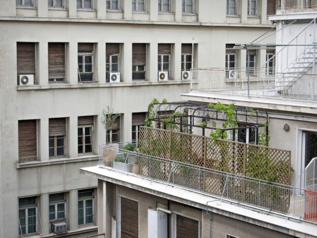 Όπως κοιτάτε ψηλά στο κέντρο της Αθήνας, θα συναντήσετε μια πέργκολα που θα θέλετε να την επισκεφθείτε αμέσως