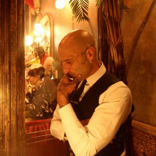 Αν θες το μπαρ σου να το συζητά όλος ο κόσμος, τότε πρέπει να καλέσεις αμέσως τον Άλεξ Πετράκη