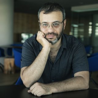 Factory: Ο πόλεμος στη Συρία μέσα από ένα οικονομικό σκάνδαλο που κάνει τη μηχανή του αίματος να γυρνά