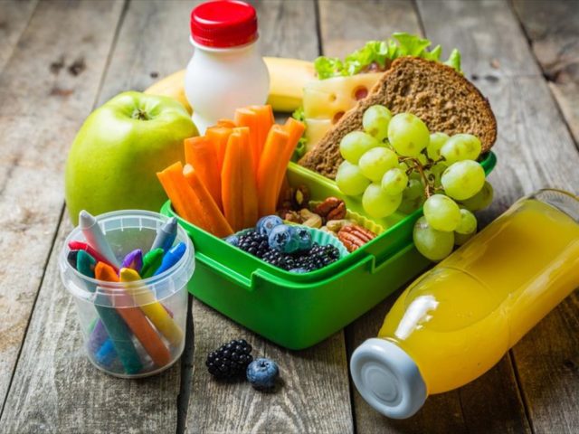 Σε ισχύ το πρόγραμμα διανομής φρούτων, λαχανικών και γάλακτος στα σχολεία