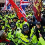 Αντιφασίστες μπλόκαραν πορεία ακροδεξιών στο Λίβερπουλ