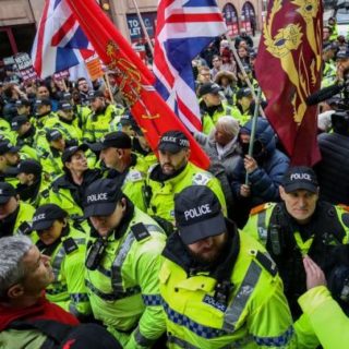 Αντιφασίστες μπλόκαραν πορεία ακροδεξιών στο Λίβερπουλ