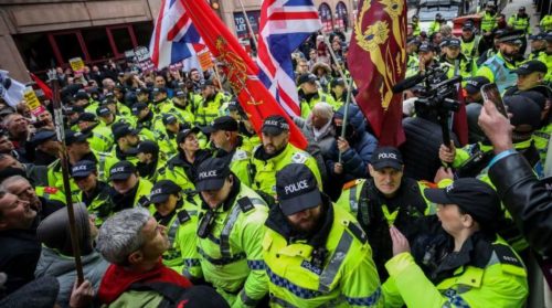 Αντιφασίστες μπλόκαραν πορεία ακροδεξιών στο Λίβερπουλ