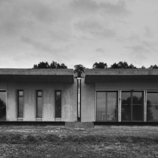 Σε έναν απομακρυσμένο ελαιώνα, η σκανδιναβική αισθητική προσαρμόζεται στο ελληνικό τοπίο