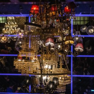 Rock N’ Roll: Φάγαμε κάτω από τον διασημότερο πολυέλαιο της Αθήνας