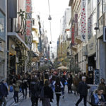 Ξεκινά αύριο το εορταστικό ωράριο – Ποιες Κυριακές θα είναι ανοιχτά τα καταστήματα