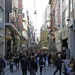 Ξεκινά αύριο το εορταστικό ωράριο – Ποιες Κυριακές θα είναι ανοιχτά τα καταστήματα