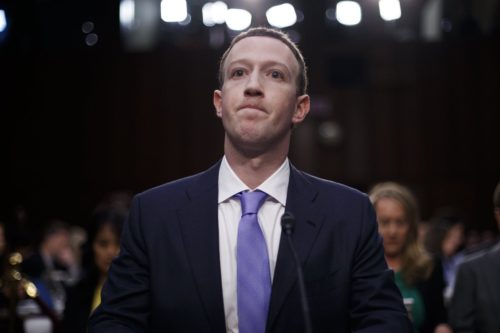 Το Facebook στη δίνη των προβλημάτων: Η τεχνική βλάβη και το σκάνδαλο που απειλεί τη φήμη του