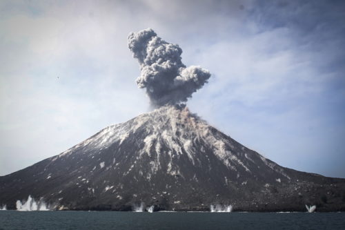 Ινδονησία: Η στιγμή της έκρηξης του ηφαιστείου που προκάλεσε το φονικό τσουνάμι [BINTEO]