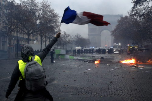 Γαλλία: Κίτρινα γιλέκα και συνδικάτα διαδηλώνουν από κοινού