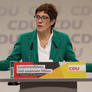 Εσωκομματικές αντιδράσεις την επαύριο της εκλογής Κάρενμπαοερ στην προεδρία του CDU