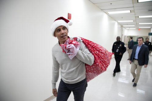 Ο Μπαράκ Ομπάμα ντύθηκε Άγιος Βασίλης για καλό σκοπό [ΒΙΝΤΕΟ]