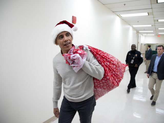 Ο Μπαράκ Ομπάμα ντύθηκε Άγιος Βασίλης για καλό σκοπό [ΒΙΝΤΕΟ]