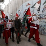 Χριστούγεννα στη Βηθλέεμ: Παλαιστίνιοι διαδηλώνουν ντυμένοι ως Άγιοι Βασίληδες