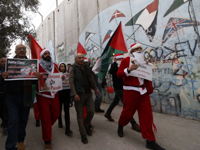 Χριστούγεννα στη Βηθλέεμ: Παλαιστίνιοι διαδηλώνουν ντυμένοι ως Άγιοι Βασίληδες
