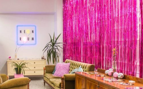 Pink XMAS: Το Neon Raum έκανε ροζ makeover και το γιορτάζει