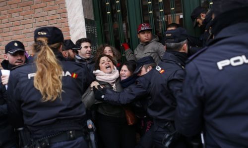 Έξωση τα ξημερώματα διέταξε ισπανικό δικαστήριο για να αποφευχθεί η εκ νέου ματαίωσή από τους γείτονες