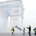 Υποχωρεί ο Μακρόν μετά τις μεγάλες κινητοποιήσεις των «κίτρινων γιλέκων»