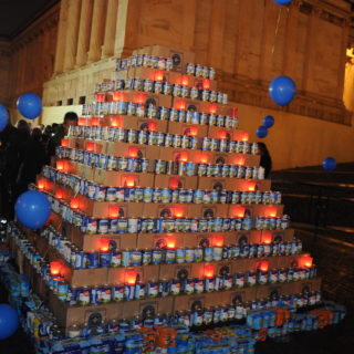 Για 9η συνεχόμενη χρονιά, οι Γιατροί του Κόσμου έστησαν Δέντρο από Γάλα στα Προπύλαια