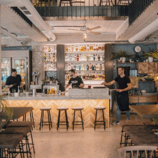 Frater & Soror: Μόλις άνοιξε στο Παγκράτι η αδελφότητα του καλού φαγητού και του απολαυστικού τζιν με τόνικ