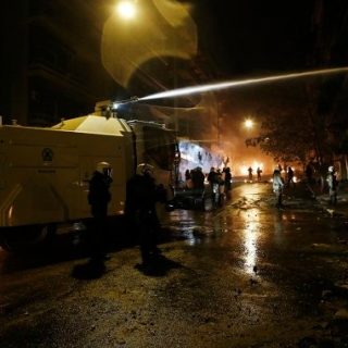 Αστυνομικός χτυπάει στο πρόσωπο ακινητοποιημένο διαδηλωτή στα Εξάρχεια [ΒΙΝΤΕΟ]