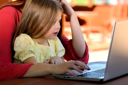 Έρευνα: Οι πολλές ώρες μπροστά στην οθόνη φαίνεται να επηρεάζουν τον εγκέφαλο των παιδιών
