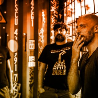 Οι Babel Trio διανύουν την απόσταση από τους Black Sabbath μέχρι τον Ψαραντώνη, ώσπου να πείτε “cretal”