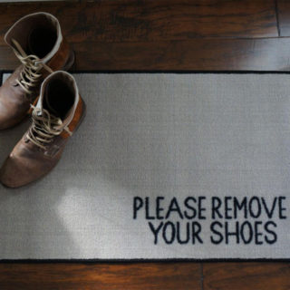 Είναι σωστό να ζητάμε από τους επισκέπτες να βγάζουν τα παπούτσια τους;