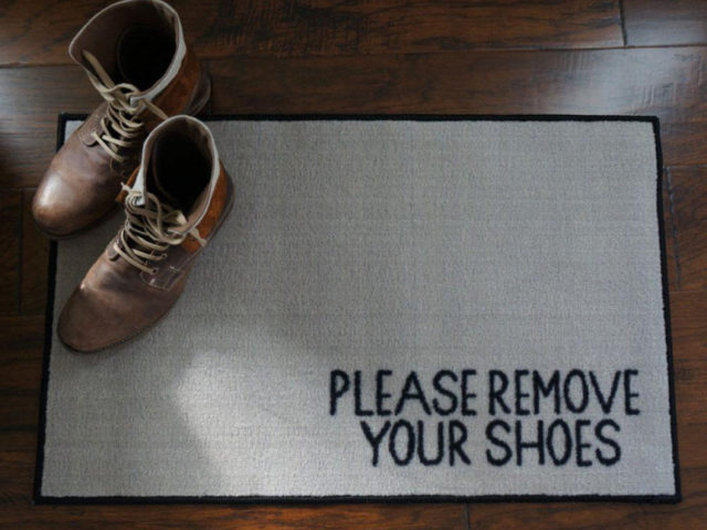 Είναι σωστό να ζητάμε από τους επισκέπτες να βγάζουν τα παπούτσια τους;