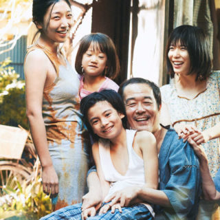 «Κλέφτες Καταστημάτων»: ο φετινός Χρυσός Φοίνικας θα σας ζεστάνει την καρδιά