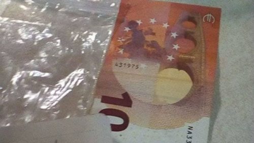 Μετανάστες στον Έβρο πήραν ξύλα από κλειστό καφενείο για να ζεσταθούν και άφησαν χρήματα με ένα σημείωμα