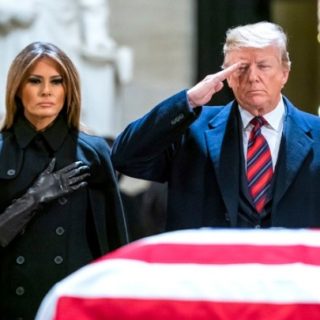 ΗΠΑ: Φόρο τιμής απέτισε ο Τραμπ στον Τζορτζ Μπους