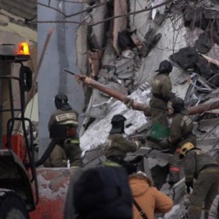 Ρωσία: Τουλάχιστον τρεις νεκροί από κατάρρευση 10ώροφης πολυκατοικίας