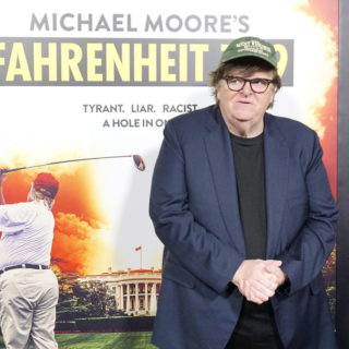 Μάικλ Μουρ: Ο νέος «φιλικός» φασισμός έχει χαμογελαστό πρόσωπο