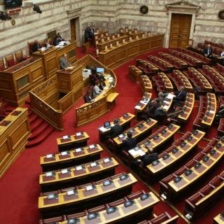 Τα μεσάνυχτα η ψηφοφορία για την παροχή ψήφου εμπιστοσύνης στην κυβέρνηση