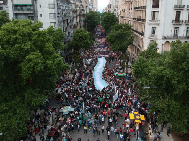 Αργεντινή: Μαζική διαδήλωση εναντίον των πολιτικών λιτότητας