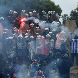 Επιθέσεις σε δημοσιογράφους, άγρια επεισόδια ακροδεξιών με την αστυνομία και συλλήψεις στο «συλλαλητήριο για τη Μακεδονία»