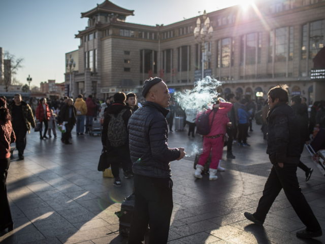 Περιμένοντας στον σιδηροδρομικό σταθμό του Πεκίνου, λίγες μέρες πριν την νέα Χρονιά του Γουρουνιού